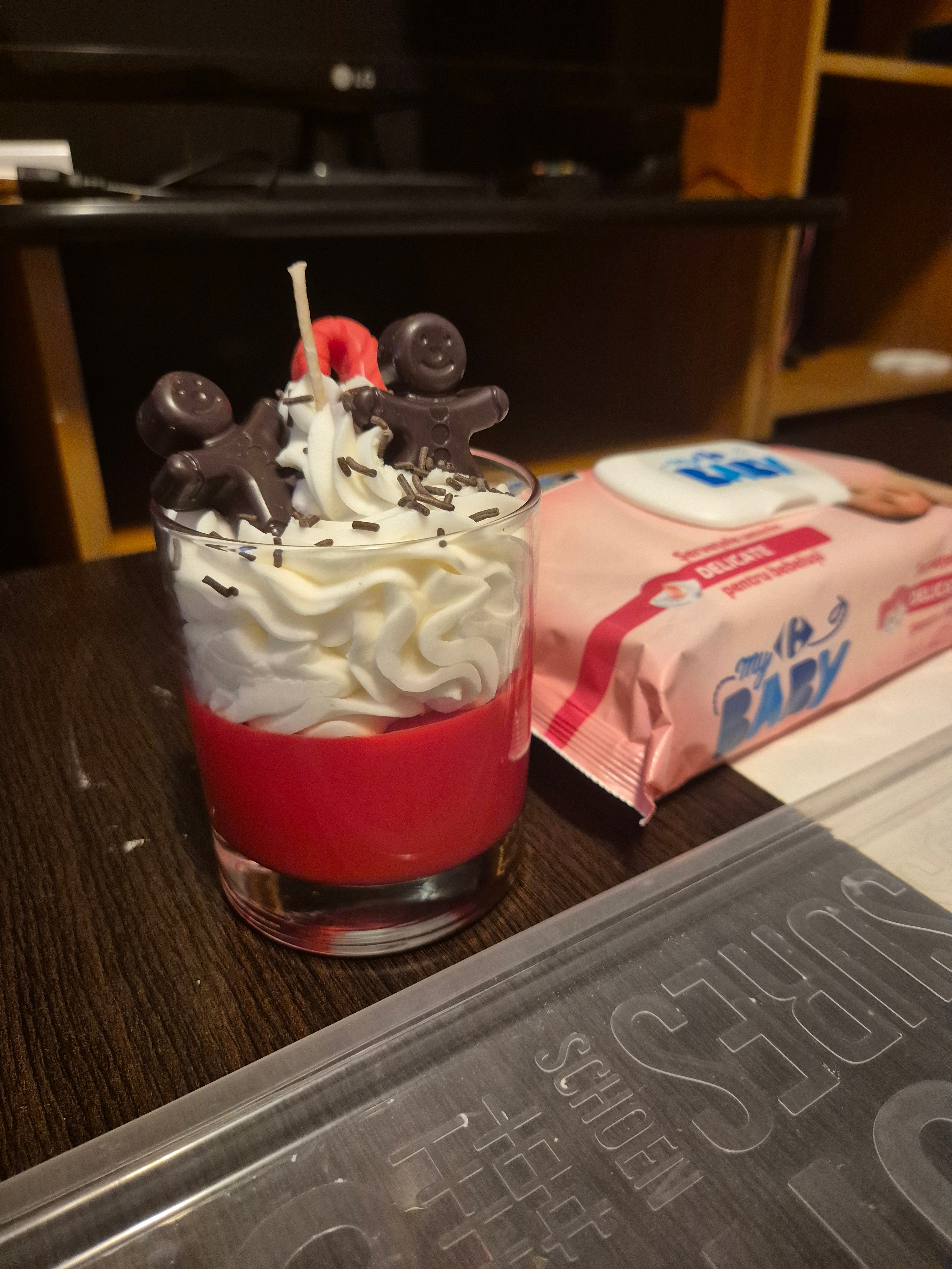 Baza rosu, crunch ciocolata, frisca alba, baston si sprinkles