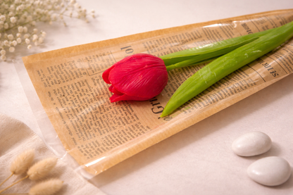 Single tulip candle