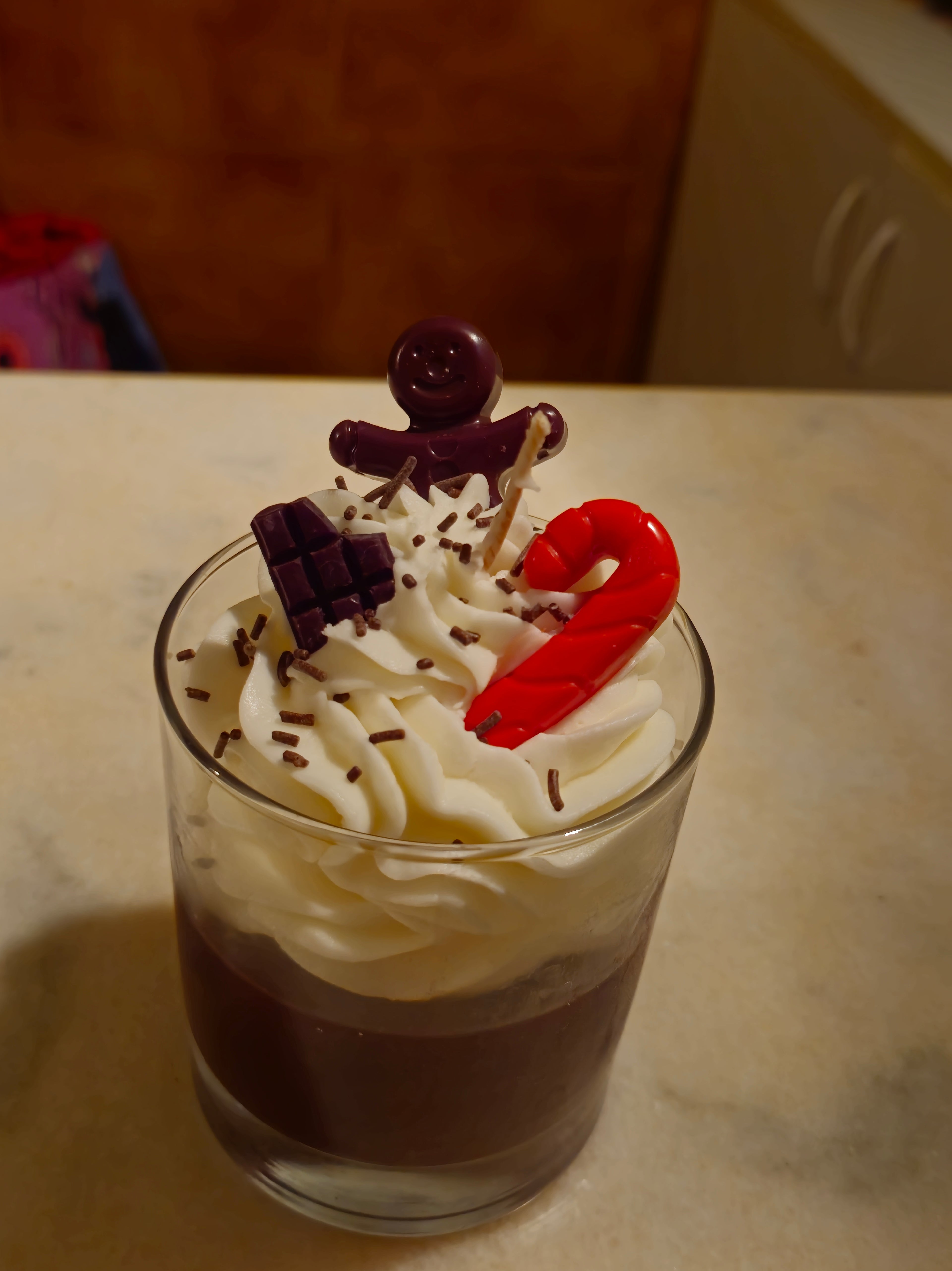 Maro deschis ciocolata si bastob albe